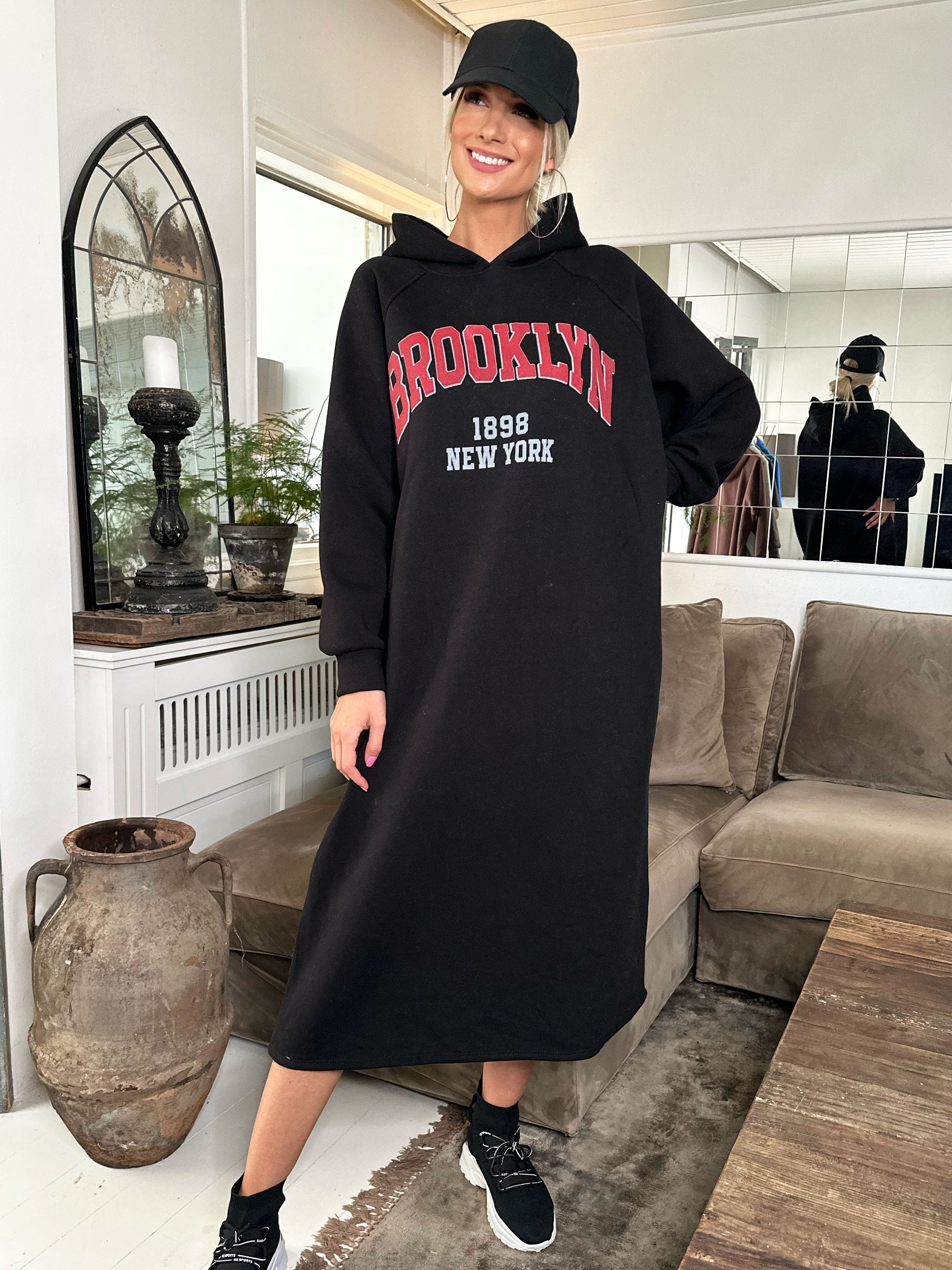 Angela - Lång hoodie-klänning i bomull med tryck på bröstet